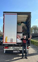 Vrachtwagen laden met spullen voor Oekraïne
