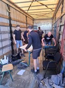 Vrachtwagen laden met spullen voor Oekraïne