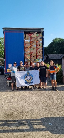 Vrachtwagen laden met spullen voor Oekraïne