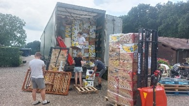 Vrachtwagen laden met spullen voor Oekraïne