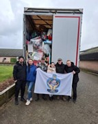 Vrachtwagen laden voor Oekraïne