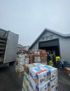 Vrachtwagen laden met spullen voor Oekraïne